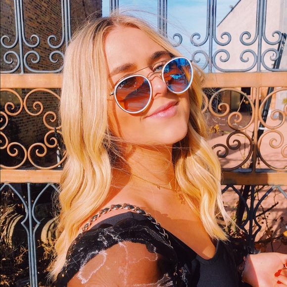 Meet your Posher, Paige - Picture 1 of 1